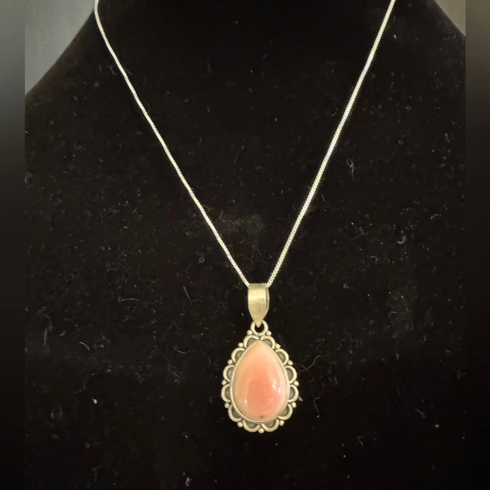 Elegant‎ genuine Pink conch Teardrop Pendant Necklace in sterling silver setting